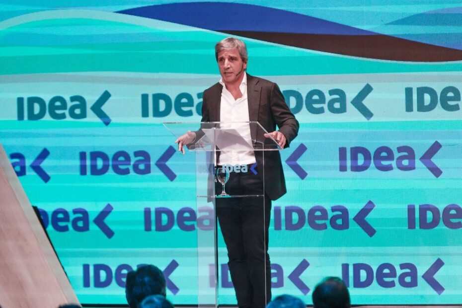 Luis Caputo en el Coloquio de IDEA.