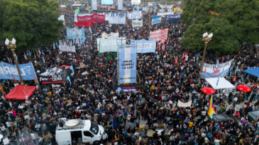 La Libertad Avanza calificó la marcha como “política”