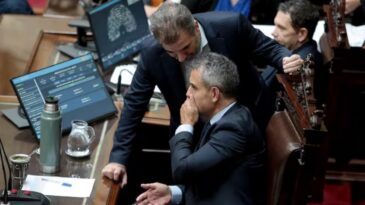 Menem acordó con el PRO y la UCR para no dar quórum en la sesión contra Adorni